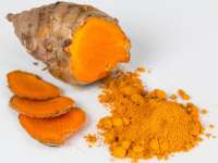 Photo of turmeric root, slices and powder.